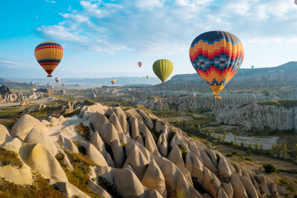 great tourist attraction of cappadocia hot air balloon flight - hot air balloon landscape sunrise mountain imagens e fotografias de stock