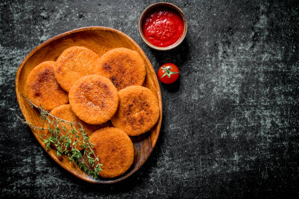 costeletas dos peixes com tome e molho de tomate. - 5563 - fotografias e filmes do acervo