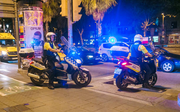 agenti di polizia sulle biciclette con luci lampeggianti nel traffico notturno - travel healthcare and medicine emergency services urgency foto e immagini stock