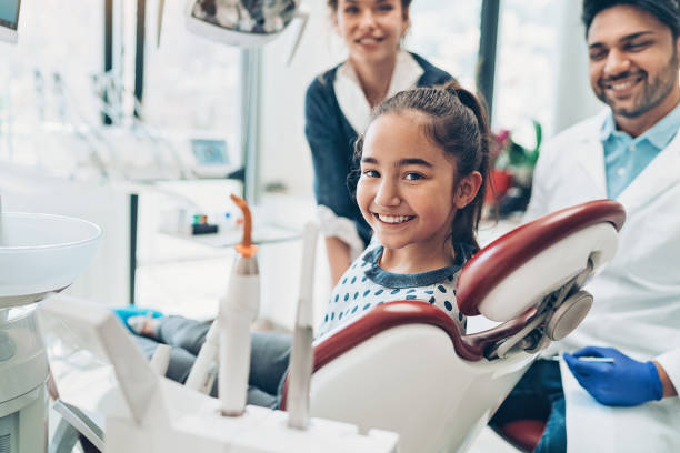 mother and daughter in the dentist's office - human teeth child smiling family imagens e fotografias de stock