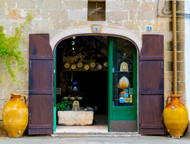 陶芸工房の入り口。タラント、プッリャ州、南イタリア、芸術の陶磁器のために有名な省の都市。 - terra cotta pot ストックフォトと画像