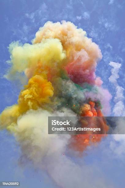 Tęcza Dym Bezchmurne Niebo - zdjęcia stockowe i więcej obrazów Balon - Balon, Dym, Eksplodować