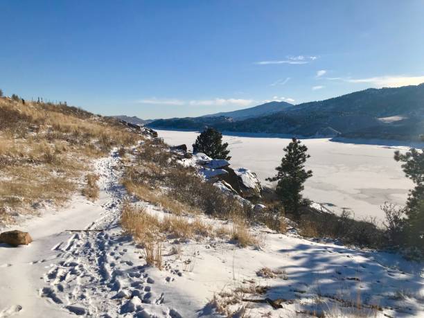 winter am horsetooth reservoir, fort collins, colorado - fort collins reservoir lake water stock-fotos und bilder