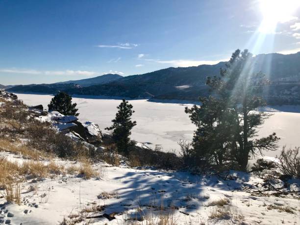 winter am horsetooth reservoir, fort collins, colorado - fort collins reservoir lake water stock-fotos und bilder