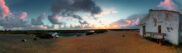 hermosa puesta de sol en las salinas de carboneros, un idílico parque natural en chiclana de la frontera, un bonito pueblo en la costa de cádiz, españa - cloud morning delta landscape fotografías e imágenes de stock