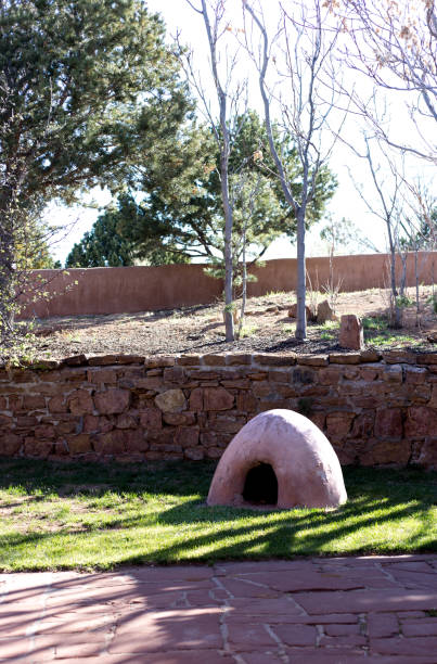 Santa Fe, NM: Outdoor Adobe Oven at School for Advanced Research (SAR) Santa Fe, NM: Traditional outdoor adobe oven at the School for Advanced Research (SAR). The research center, formerly known as the School for American Research, is located near downtown Santa Fe on Garcia Street. stove oven adobe outdoors stock pictures, royalty-free photos & images