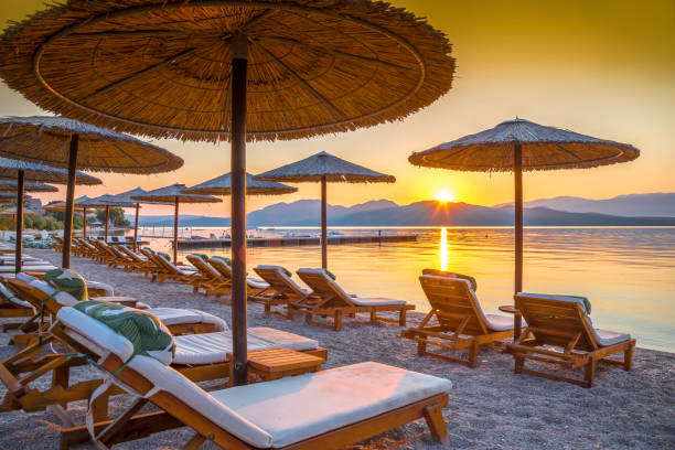 plaża korfu o wschodzie słońca w grecji - corfu greece sea beach zdjęcia i obrazy z banku zdjęć