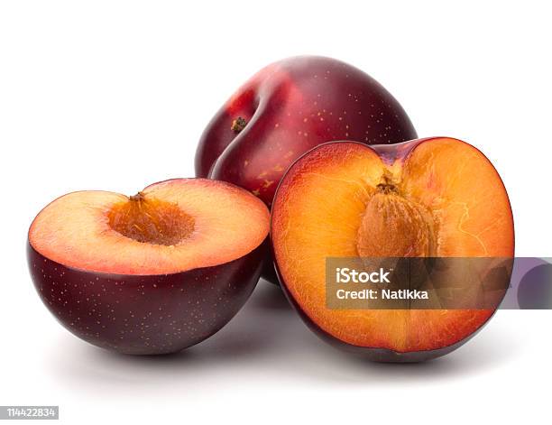Rosso Frutta Prugna - Fotografie stock e altre immagini di Alimentazione sana - Alimentazione sana, Bianco, Cibi e bevande