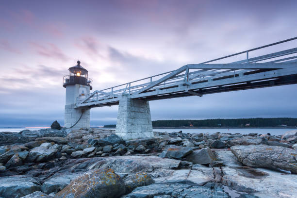 farol do ponto de marshall, maine, eua - lighthouse maine marshall point lighthouse beach - fotografias e filmes do acervo