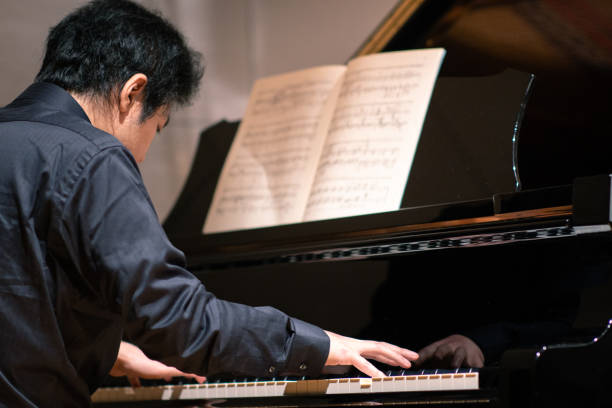 pianista che suona al concerto di musica classica - piano men pianist musician foto e immagini stock