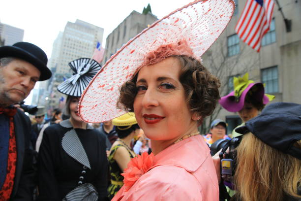 parata di pasqua a new york - easter bonnets immagine foto e immagini stock