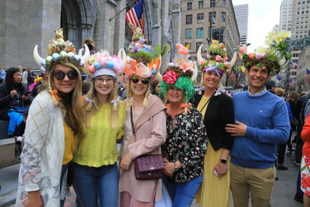 parata di pasqua a new york - easter bonnets immagine foto e immagini stock
