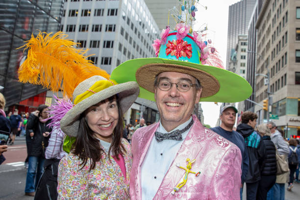 parata di pasqua a new york - easter bonnets immagine foto e immagini stock