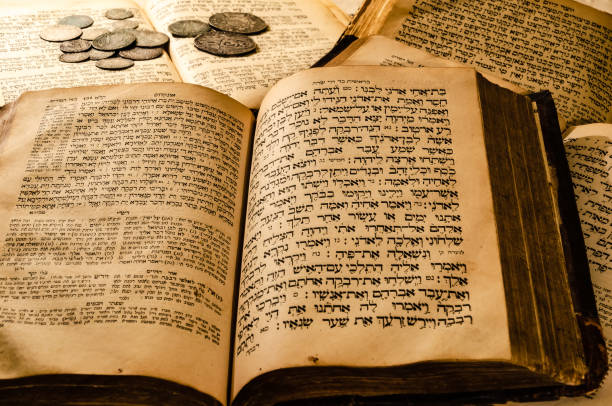 heilige alte jüdische bücher - talmud stock-fotos und bilder