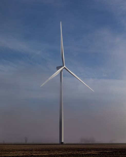 wiatrak we mgle - illinois farm wind wind power zdjęcia i obrazy z banku zdjęć