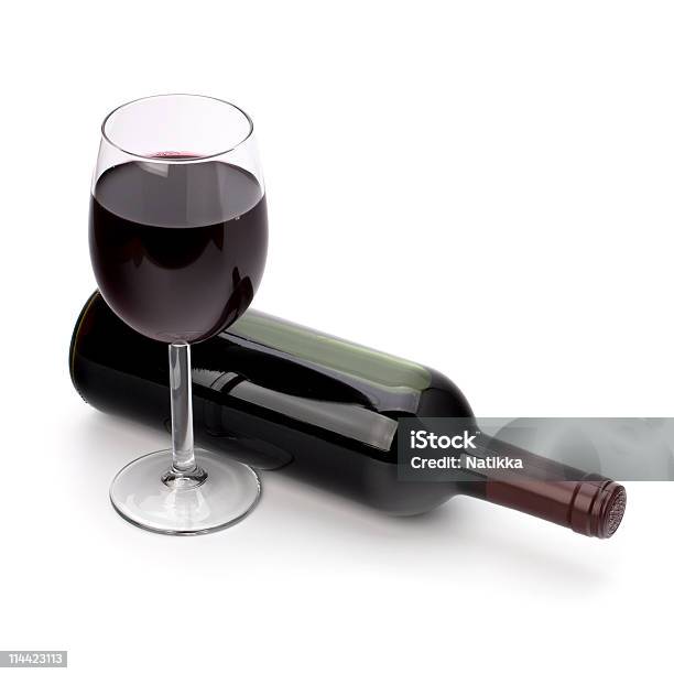 Durchgehender Rotwein In Glas Goblet Und Flasche Stockfoto und mehr Bilder von Alkoholisches Getränk - Alkoholisches Getränk, Farbbild, Flasche