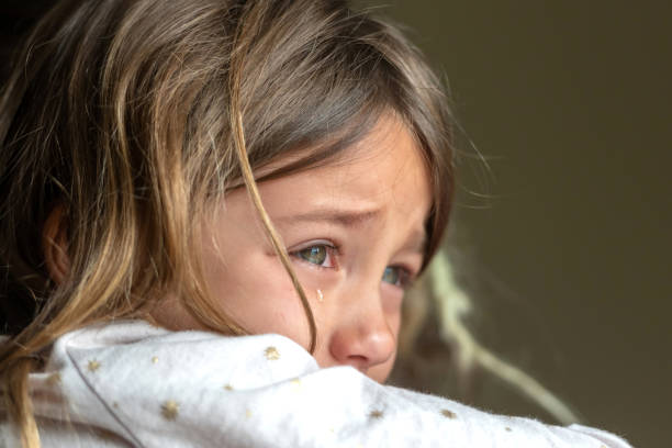 petite fille pleurante triste - pleurer photos et images de collection