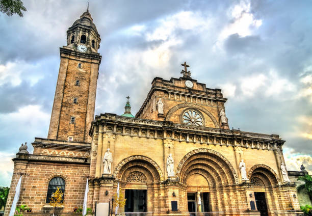 フィリピンイントラムロスのマニラ大聖堂 - manila cathedral ストックフォトと画像