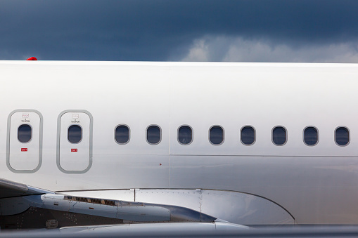 Las ventanas y el fuselaje de un avión photo