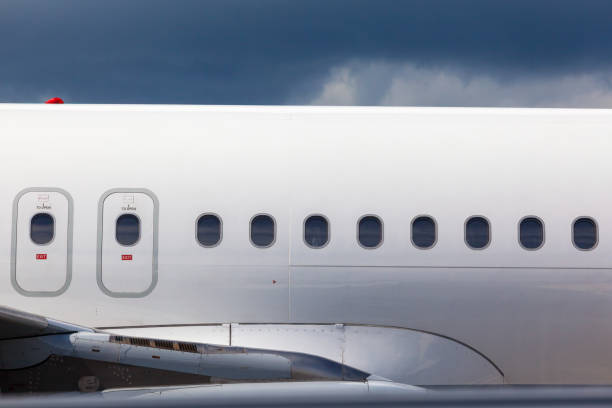 windows e a fuselagem de um avião - fuselage - fotografias e filmes do acervo