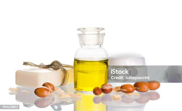 Argan Aceite Con Productos Cosméticos Y Frutas Foto de stock y más banco de imágenes de Aceite de argán - Aceite de argán, Crema hidratante, Ingrediente