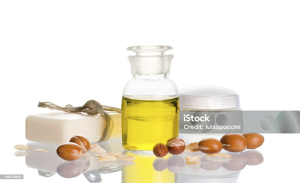 Olio di Argan con i prodotti cosmetici e frutta - Foto stock royalty-free di Olio di argan