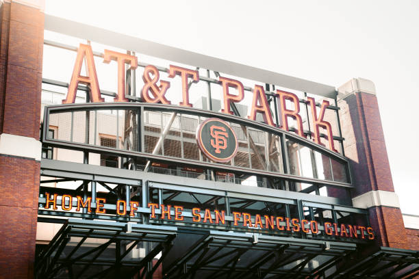 at & t park, heimat der san francisco giants, an einem schönen sonnigen tag mit blauem himmel im sommer, san francisco, kalifornien, usa - major league baseball stock-fotos und bilder