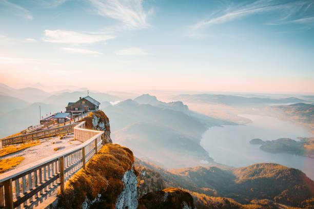 горный вершина крест на альпийской вершине на закате - austria mountain peak mountain panoramic стоковые фото и изображения