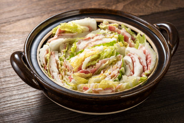 gelaagde pot van chinese kool en varkensvlees rozen - dashi broth fotos stockfoto's en -beelden
