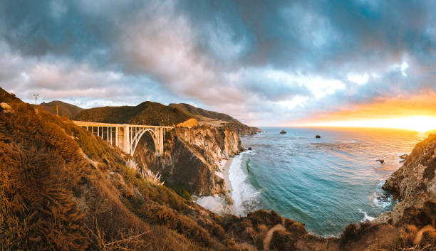 pont bixby le long de l’autoroute 1 au coucher du soleil, big sur, californie, états-unis - carmel bay photos et images de collection