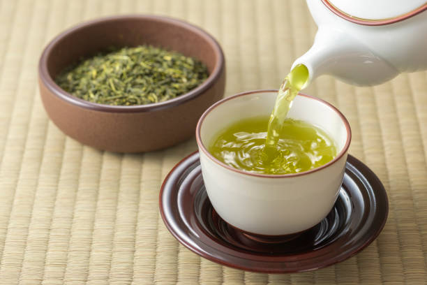 сделать немного чая - japanese tea cup стоковые фото и изображения