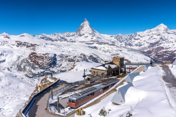 vetta del cervino e stazione ferroviaria di gornergrat in cima alla collina, in svizzera. - rack railway foto e immagini stock