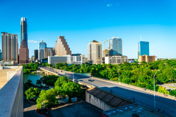 evening sunset down south congress austin texas cityscape skyline 2019 - highway nobody town urban road imagens e fotografias de stock