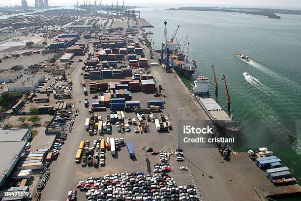 Photo libre de droit de Conteneurs De Fret Au Port De Miami banque d'images et plus d'images libres de droit de Marché boursier - Marché boursier, Miami, Affaires