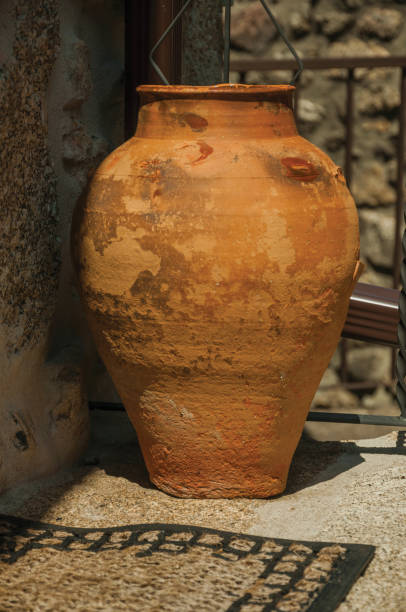 鉄の手すりの前の粘土鍋 - terra cotta pot ストックフォトと画像