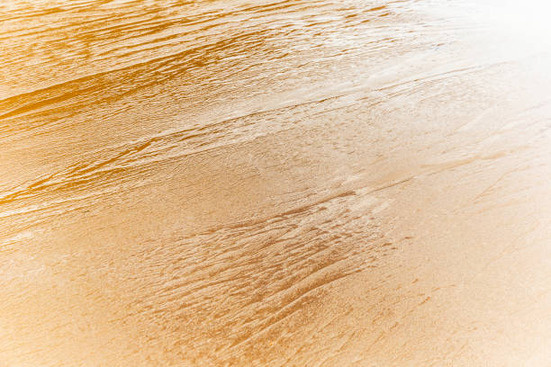 textura de arena dejada atrás de ocean water ripples - dry sea riverbank mud fotografías e imágenes de stock