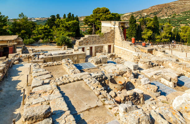remains das paredes, fundação com estrutura de edifício, vista das ruínas do palácio de knossos, crete, greece - krete - fotografias e filmes do acervo