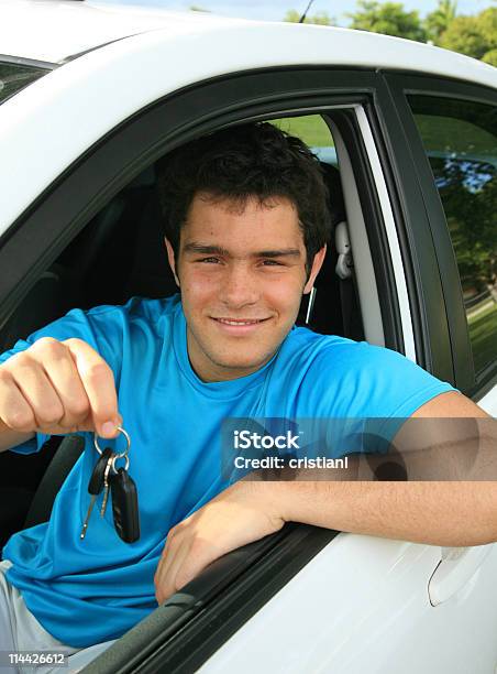 Jovem No Carro Novo - Fotografias de stock e mais imagens de Adolescente - Adolescente, Adolescência, Adulto