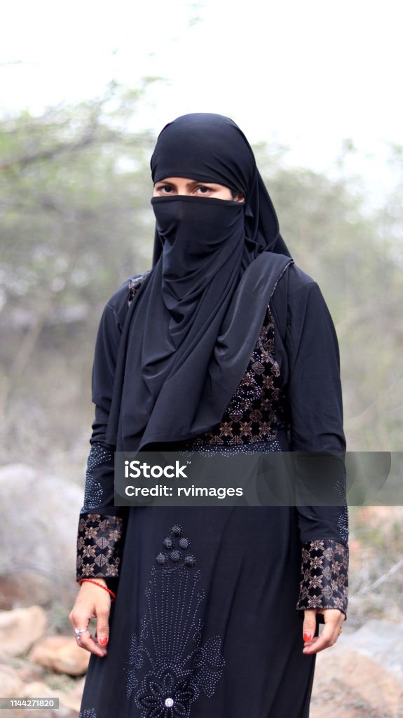 Moslimvrouwen in boerka of godsdienstige kleding - Royalty-free Burka Stockfoto