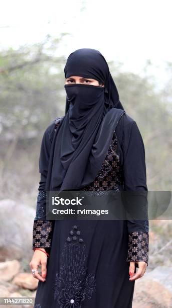 Moslimvrouwen In Boerka Of Godsdienstige Kleding Stockfoto en meer beelden van Burka - Burka, Volwassen vrouwen, Islam