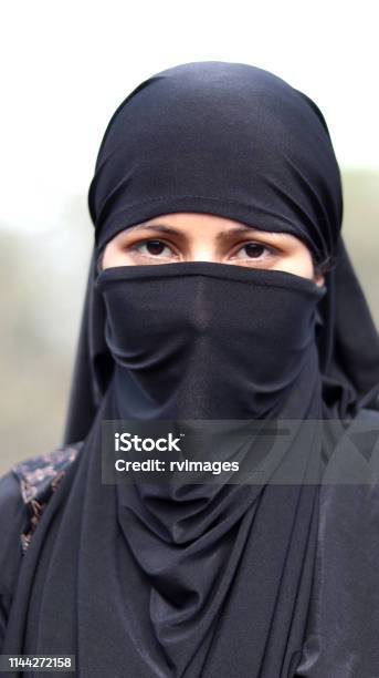 Moslimvrouwen In Boerka Of Godsdienstige Kleding Stockfoto en meer beelden van Burka - Burka, 20-24 jaar, Arabische stijl