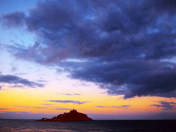 st michaels mount cornwall angleterre coucher de soleil au royaume-uni - cornwall england uk england st michaels mount photos et images de collection