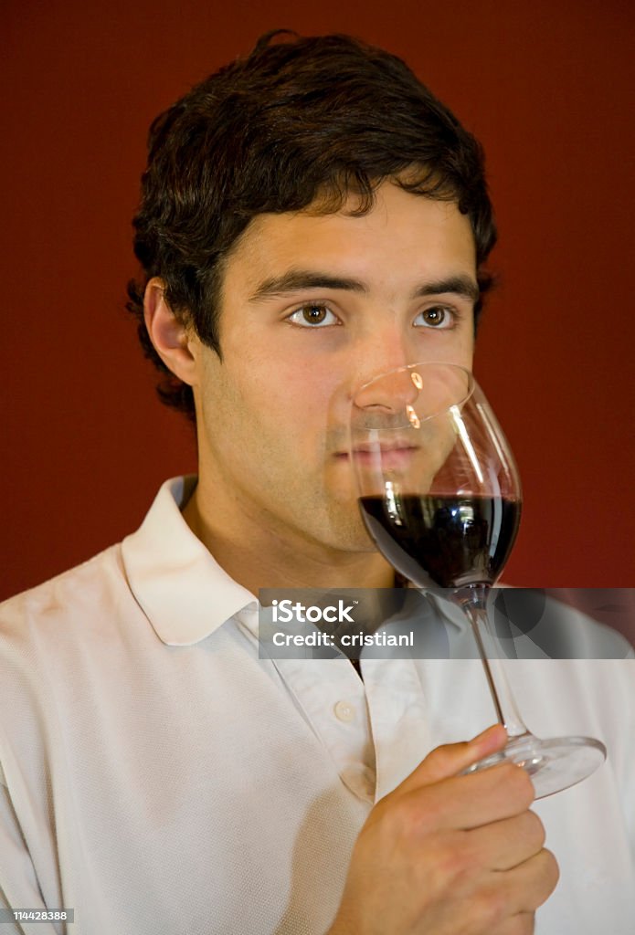 Hombre joven pruebas de vinos - Foto de stock de Vino libre de derechos