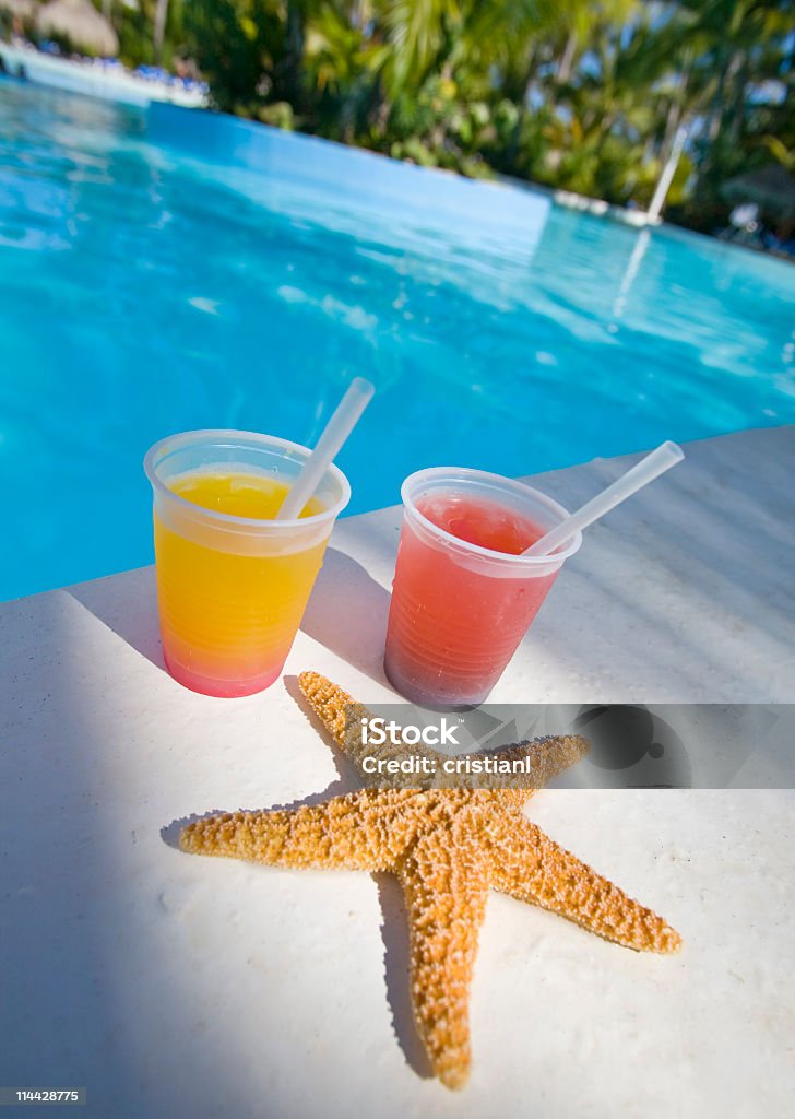 Drink in una piscina - Foto stock royalty-free di Acqua