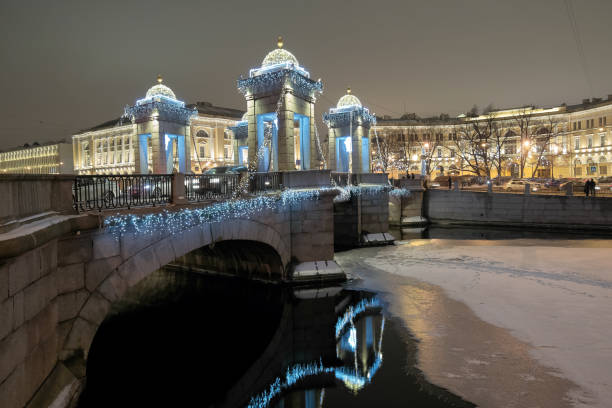 ломоносовский мост ночью. санкт-петербург, россия. новогодний и рождественский иллюмированные - illumunated стоковые фото и изображения