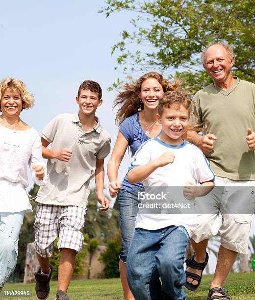 Photo libre de droit de Famille Heureuse À Une Ambiance Ludique banque d'images et plus d'images libres de droit de Courir - Courir, Famille, Famille multi-générations