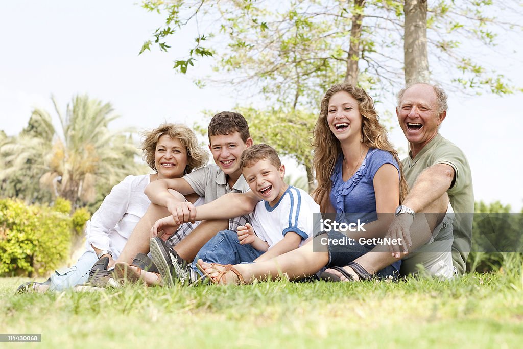 Carinhoso família se divertindo ao ar livre - Foto de stock de Adulto royalty-free