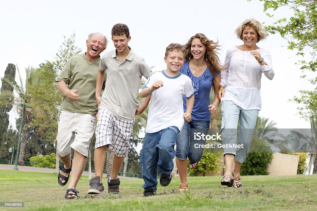 Счастливая семья, наслаждаясь на открытом воздухе - Стоковые фото Бегать роялти-фри
