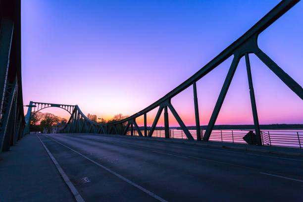 мост глиникер в берлине, красочные вечерние пейзажи - west berlin стоковые фото и изображения