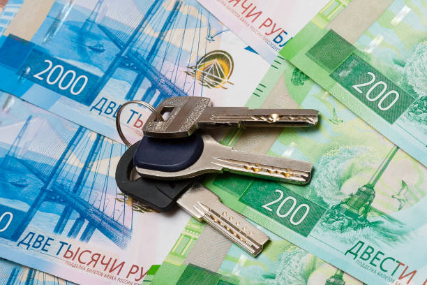 istock Keys are on bills with face value of 200 and 2000 rubles 1144318521